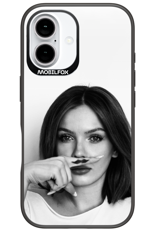 Soft Focus - Apple iPhone 16